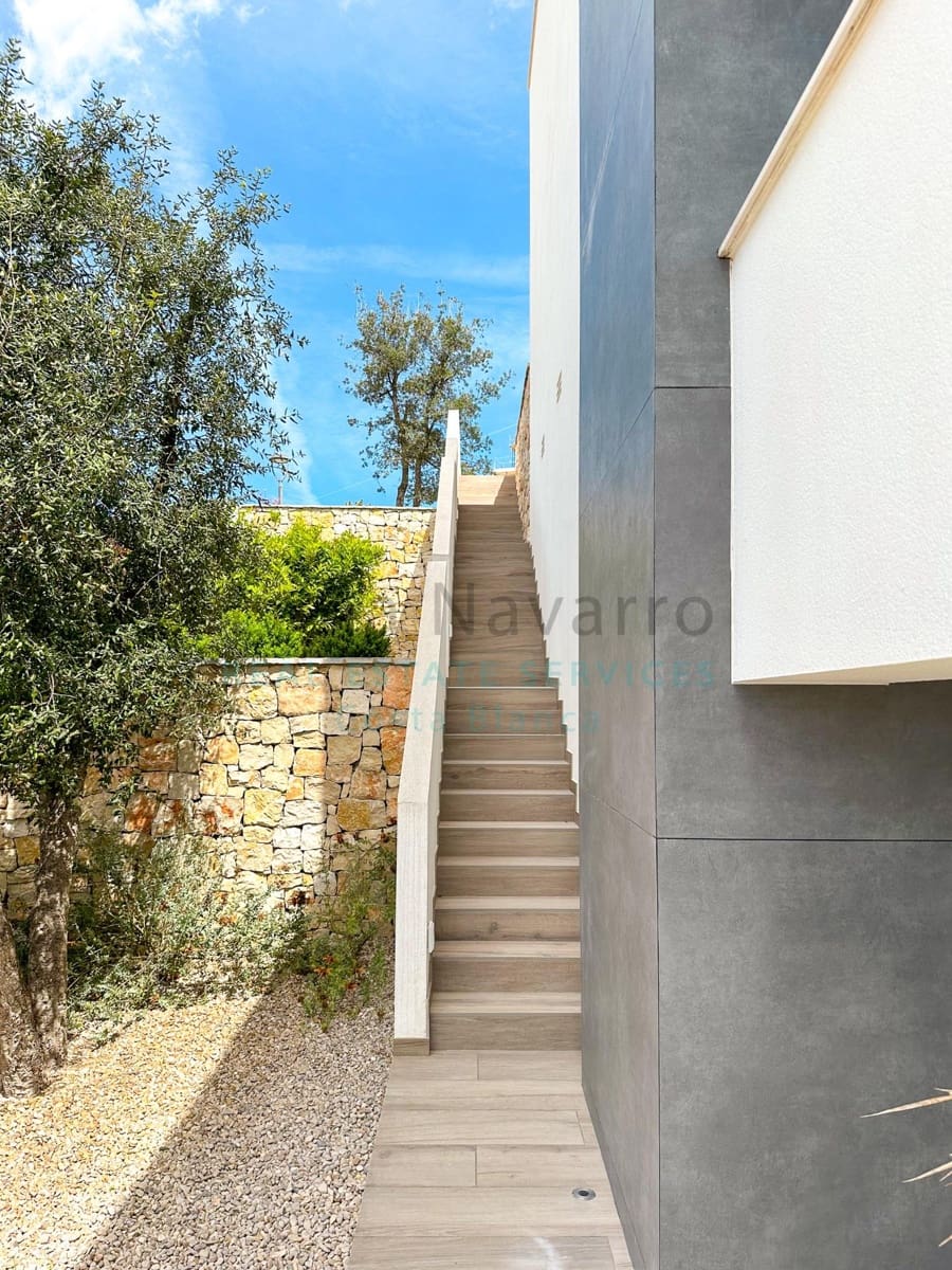 4 bedroom Villa for sale in Benitachell / Benitatxell with pool - € 2,950,000 (Ref: 8167431)