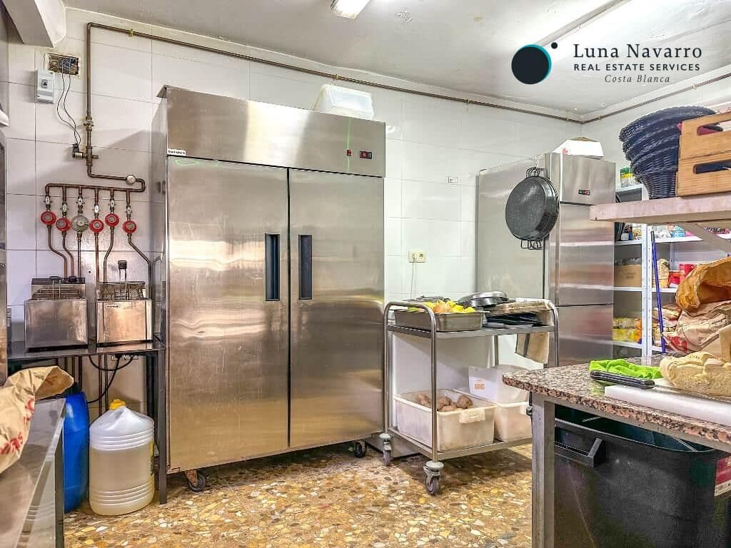 Commercial for rent in Altea - € 1,200 (Ref: 8529779)