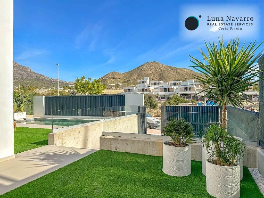 Chalet de 3 habitaciones en Finestrat en venta con piscina garaje - 549.000 € (Ref: 8666497)