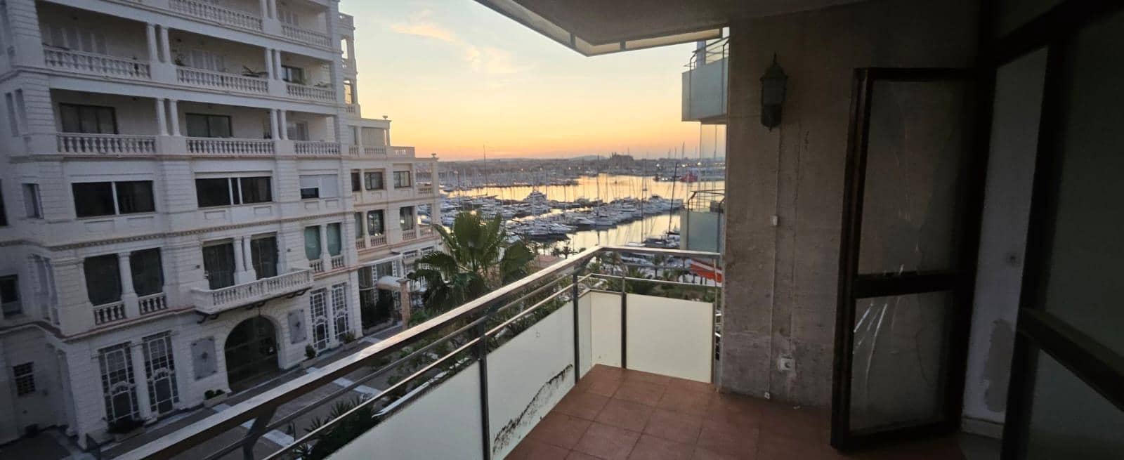2 bedroom Flat for sale in Palma de Mallorca with garage - € 444,000 (Ref: 9414147)