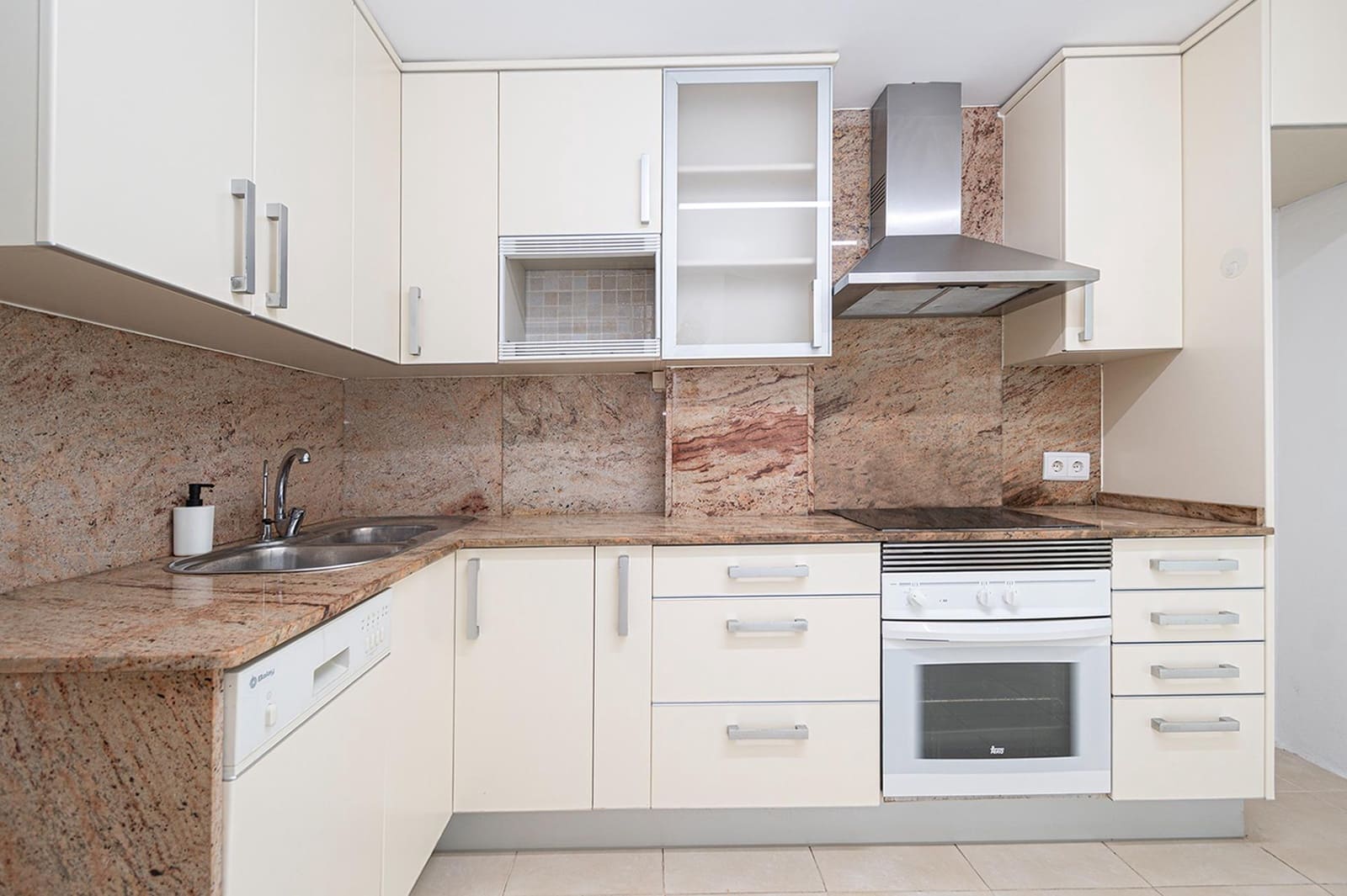 4 bedroom Flat for sale in Palma de Mallorca - € 699,000 (Ref: 9843427)