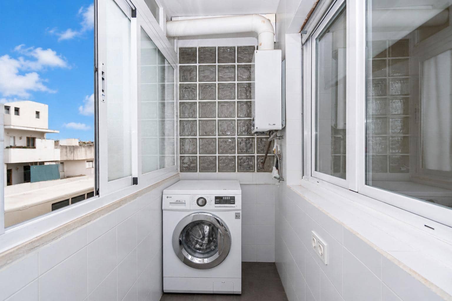 3 bedroom Flat for sale in Palma de Mallorca with garage - € 540,000 (Ref: 9849422)