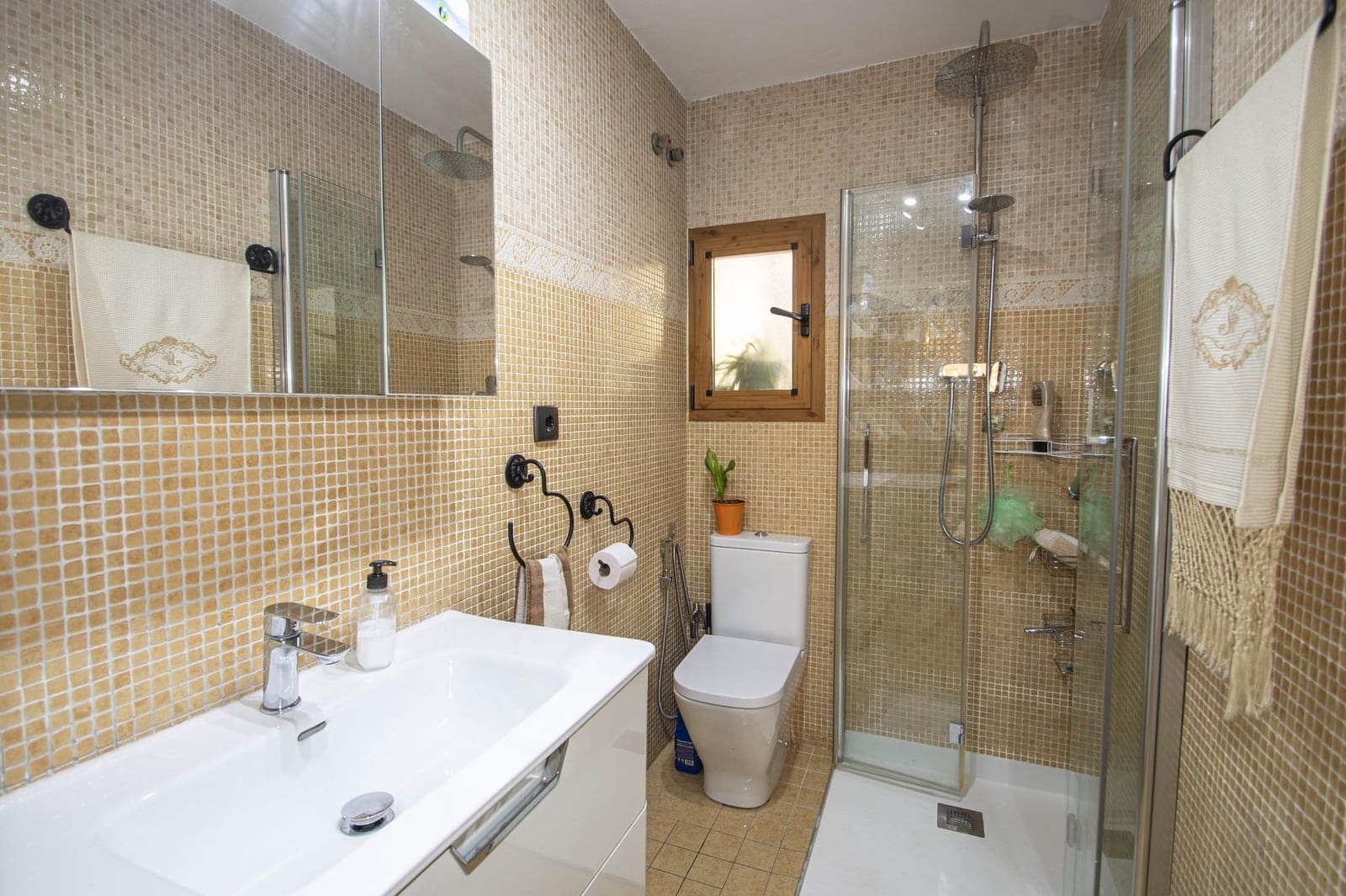 5 bedroom Villa for sale in Peligros with garage - € 497,999 (Ref: 9723787)