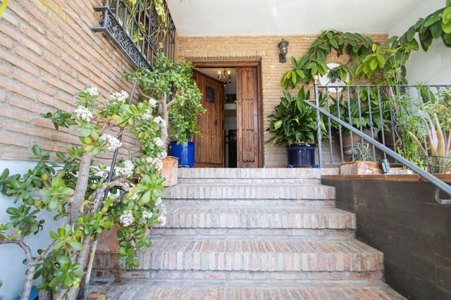 5 soverom Villa til salgs i Peligros med garasje - € 497 999 (Ref: 9723787)