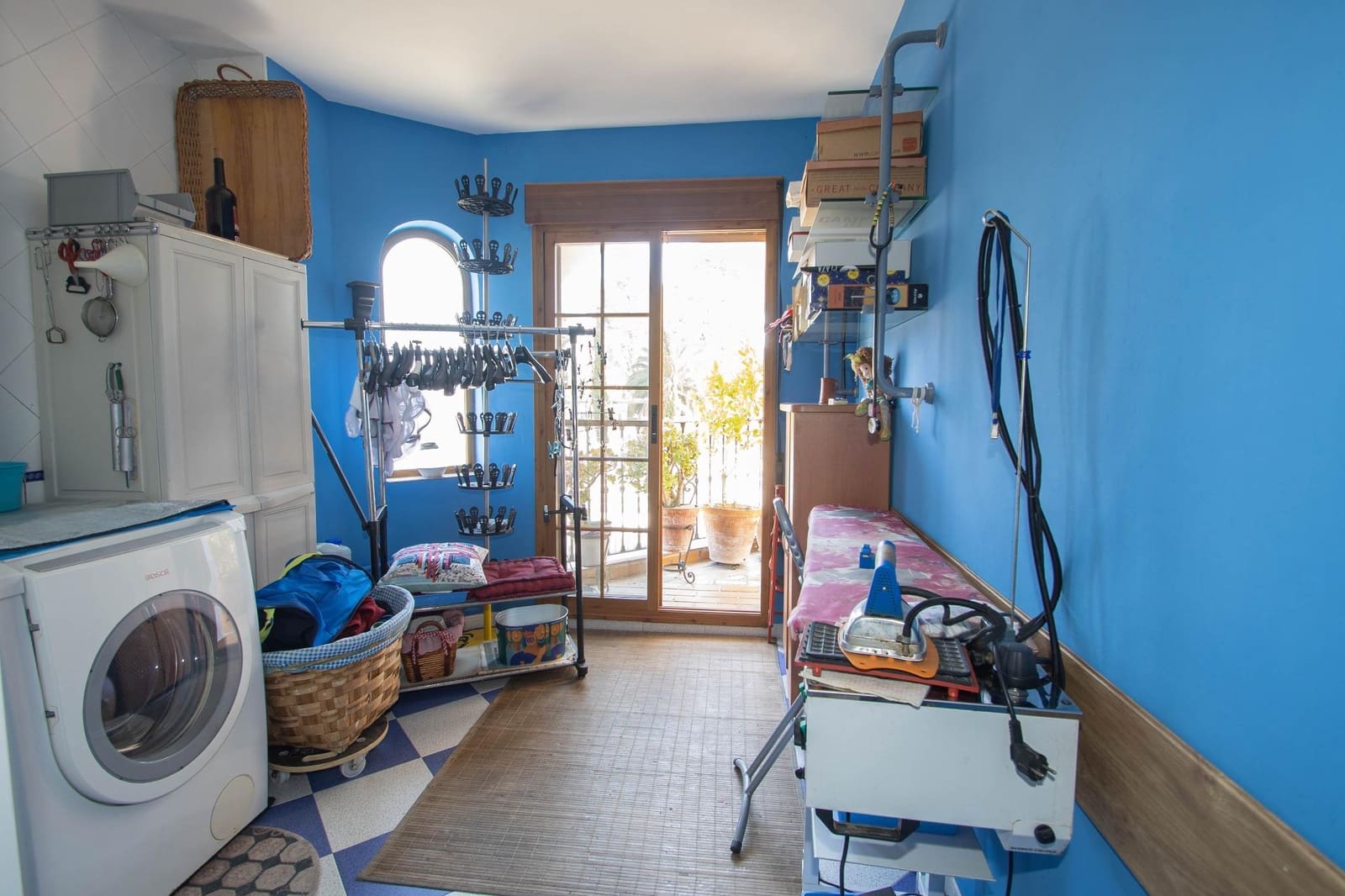 5 bedroom Villa for sale in Peligros with garage - € 497,999 (Ref: 9723787)