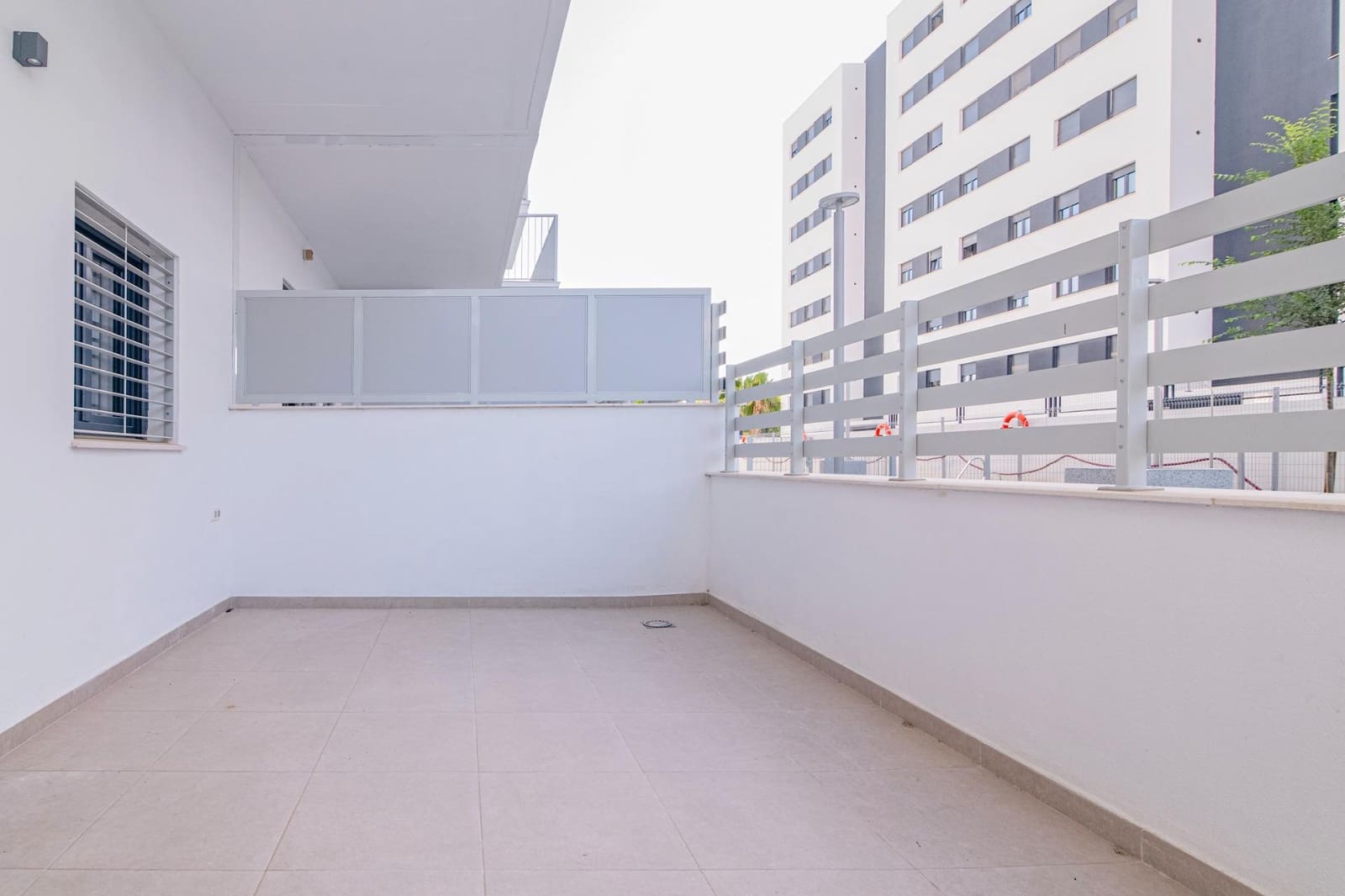 4 bedroom Flat for sale in Granada city with pool garage - € 390,000 (Ref: 9723792)