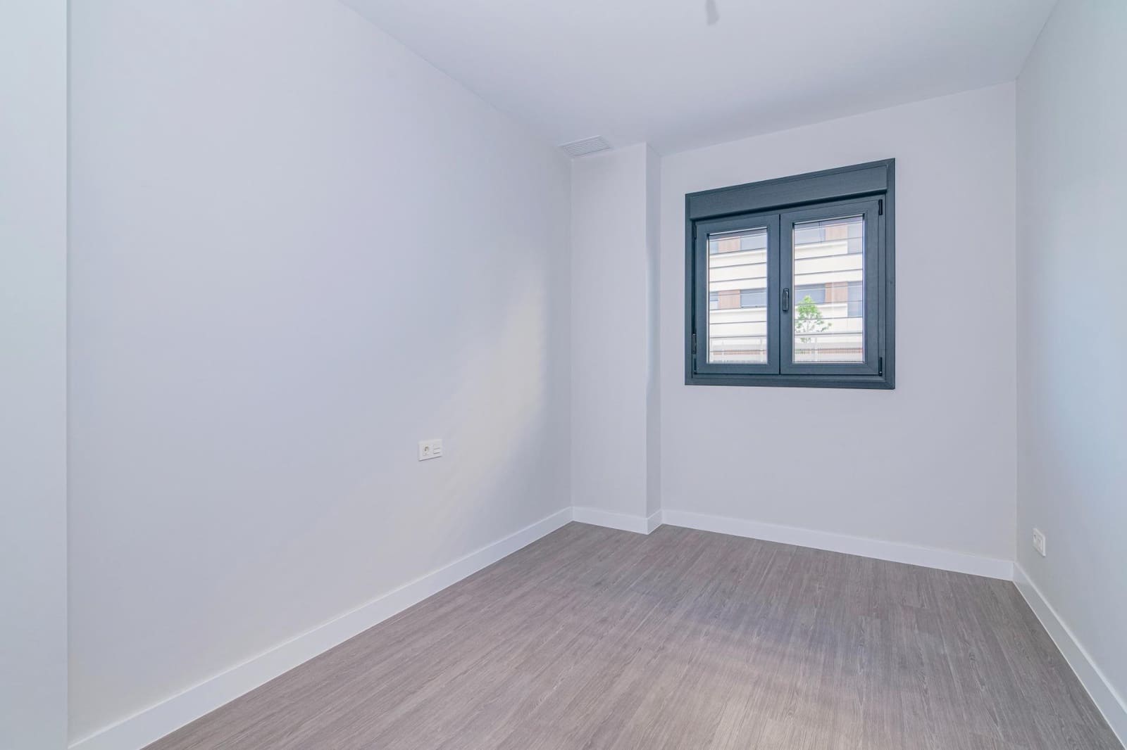 4 bedroom Flat for sale in Granada city with pool garage - € 390,000 (Ref: 9723792)