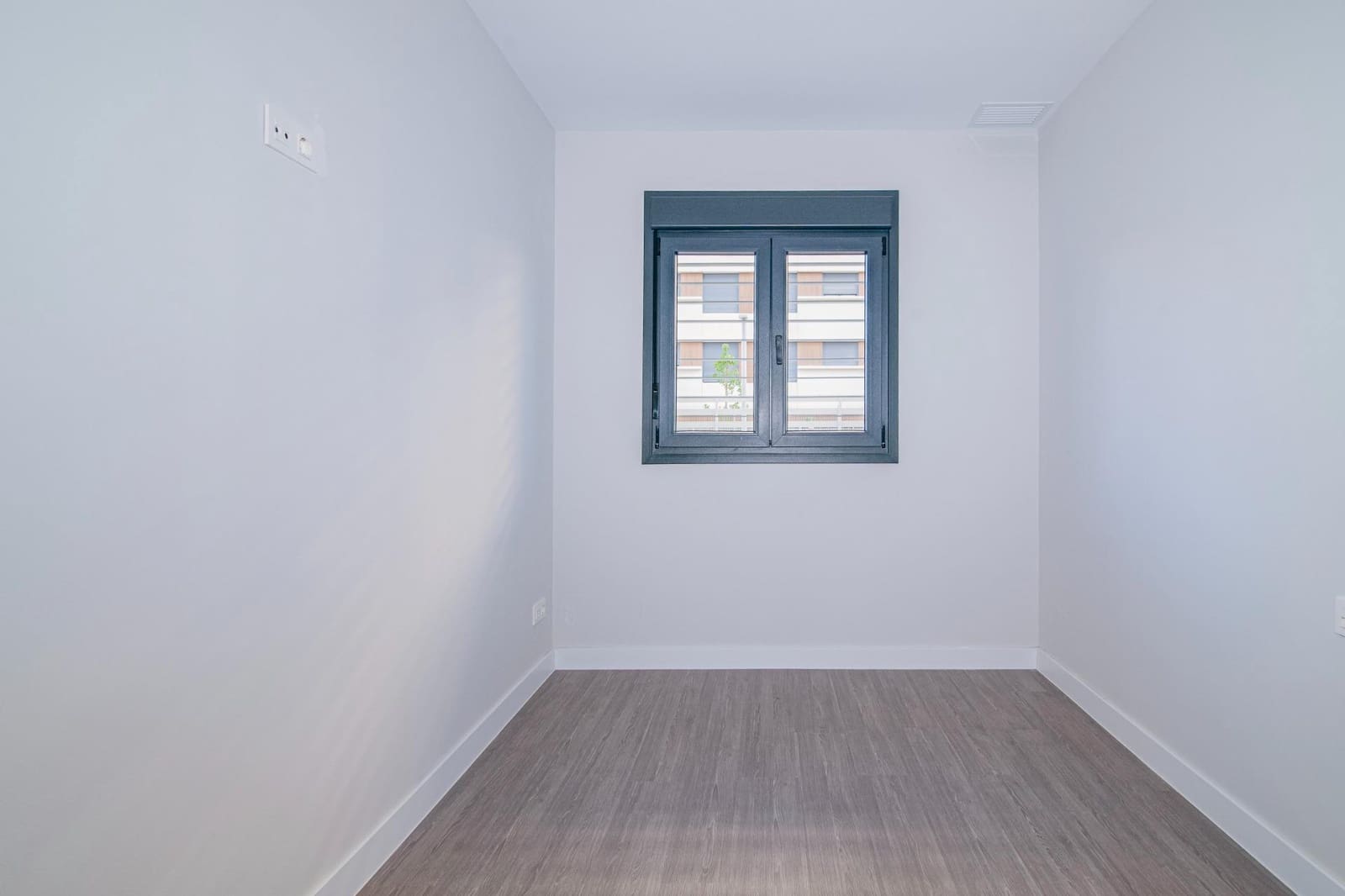 4 bedroom Flat for sale in Granada city with pool garage - € 390,000 (Ref: 9723792)