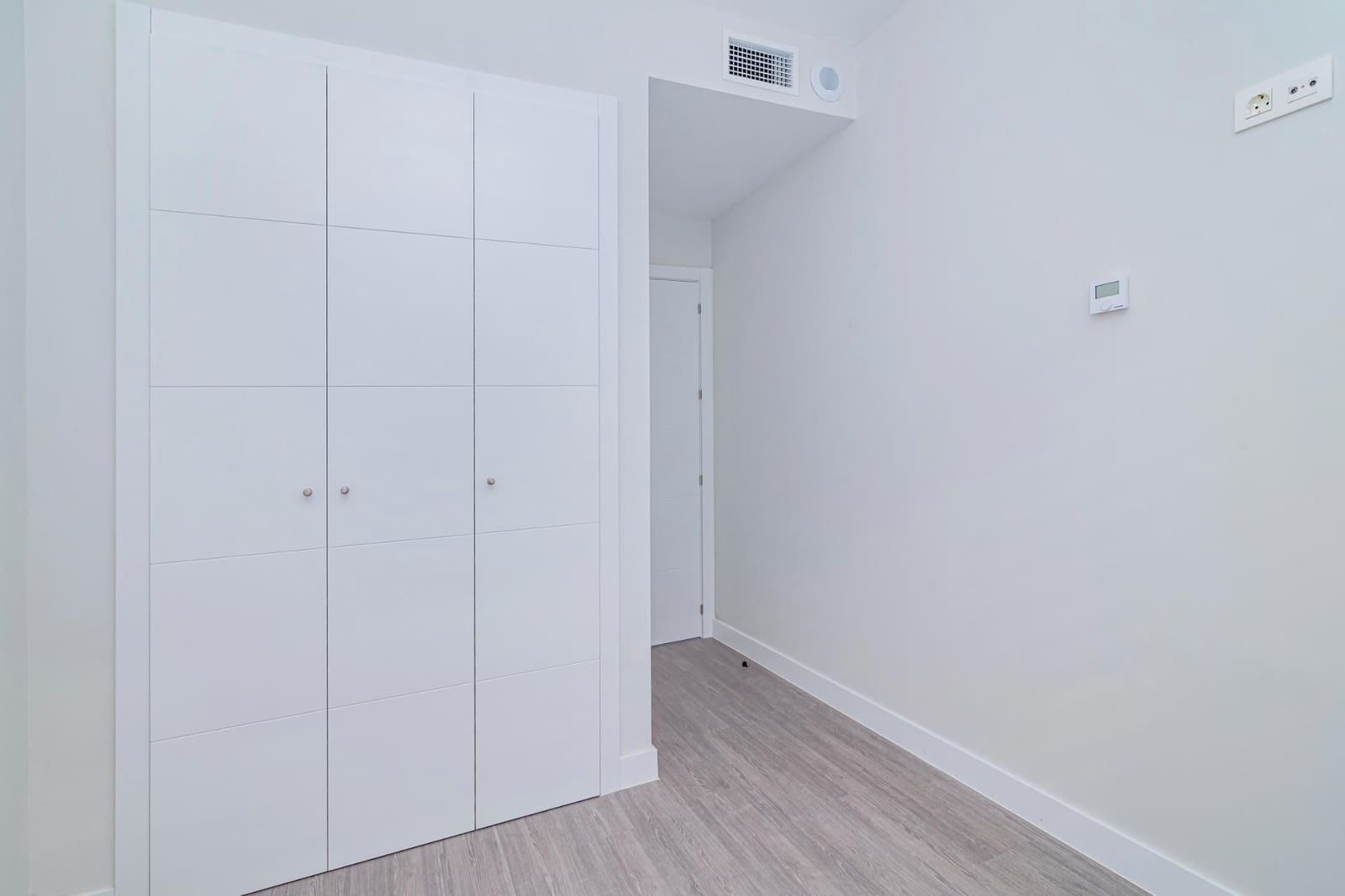 4 bedroom Flat for sale in Granada city with pool garage - € 390,000 (Ref: 9723792)