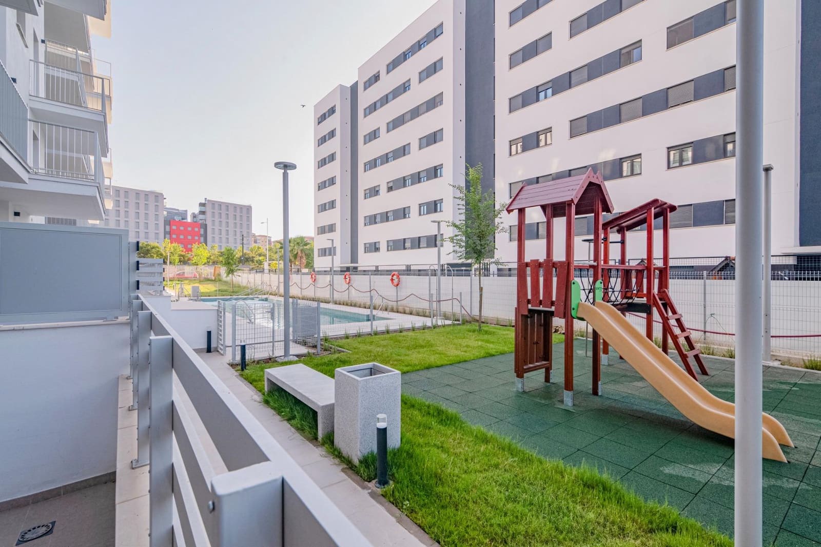 4 bedroom Flat for sale in Granada city with pool garage - € 390,000 (Ref: 9723792)