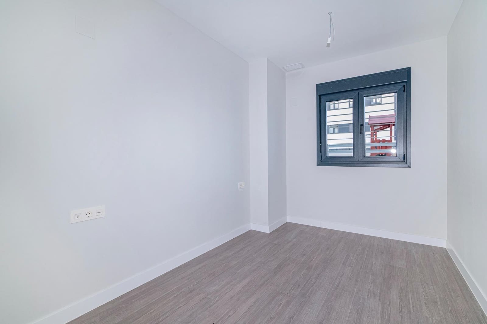 4 bedroom Flat for sale in Granada city with pool garage - € 390,000 (Ref: 9723792)