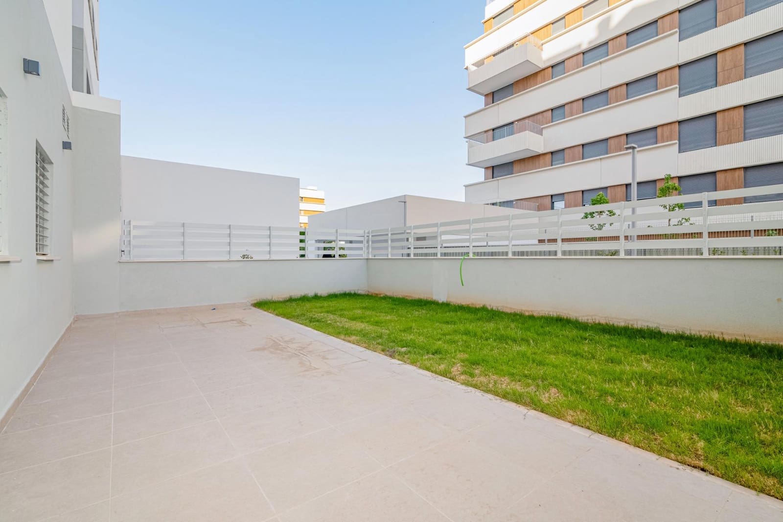 4 bedroom Flat for sale in Granada city with pool garage - € 390,000 (Ref: 9723792)