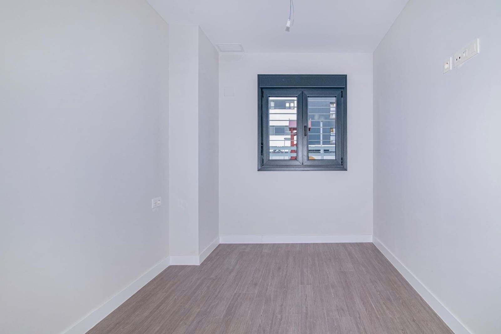 4 bedroom Flat for sale in Granada city with pool garage - € 390,000 (Ref: 9723792)