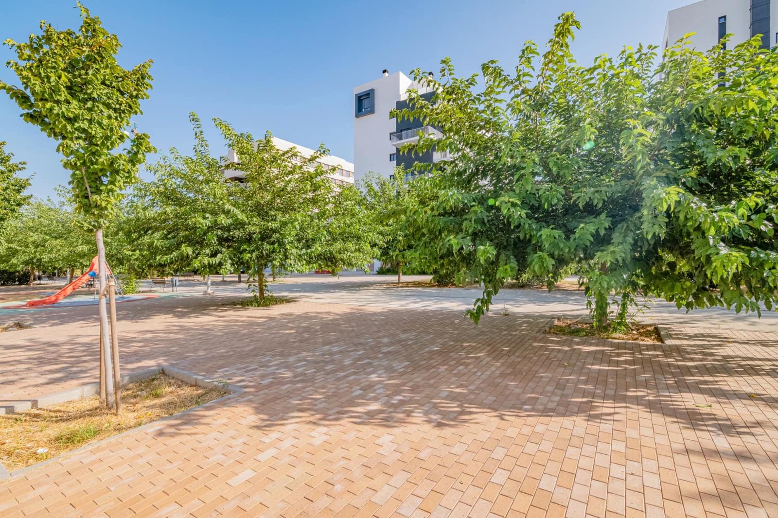 4 bedroom Flat for sale in Granada city with pool garage - € 390,000 (Ref: 9723792)