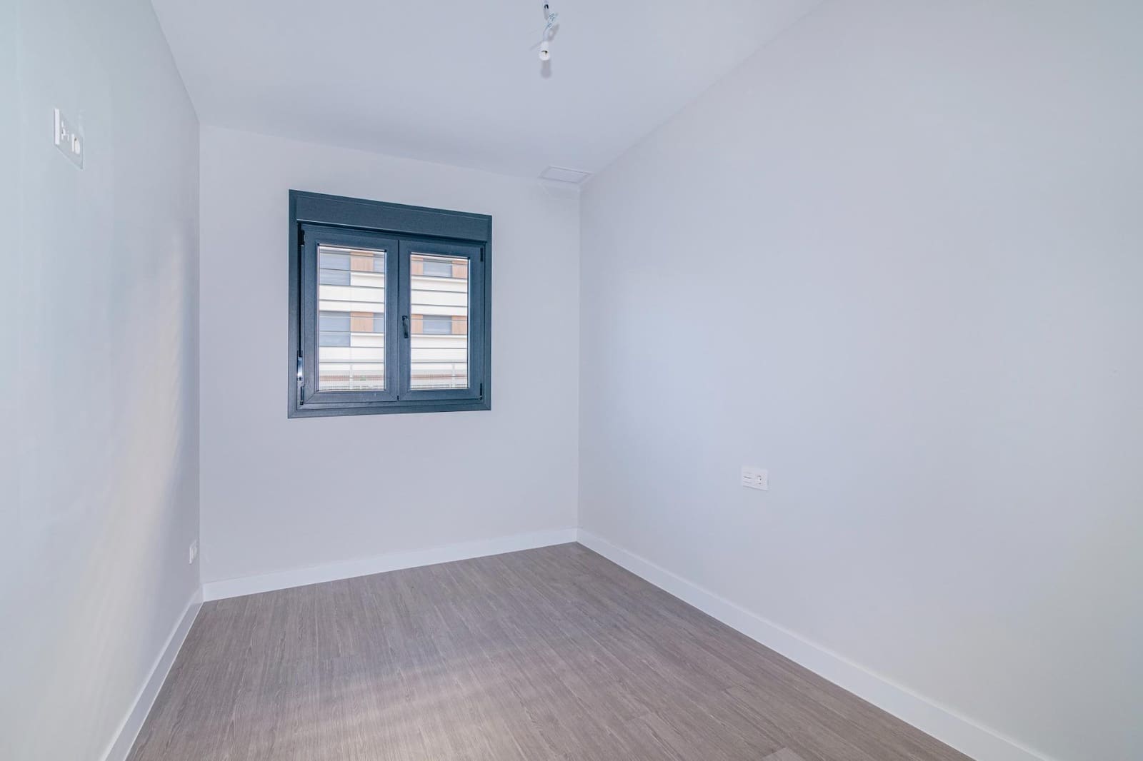 4 bedroom Flat for sale in Granada city with pool garage - € 390,000 (Ref: 9723792)