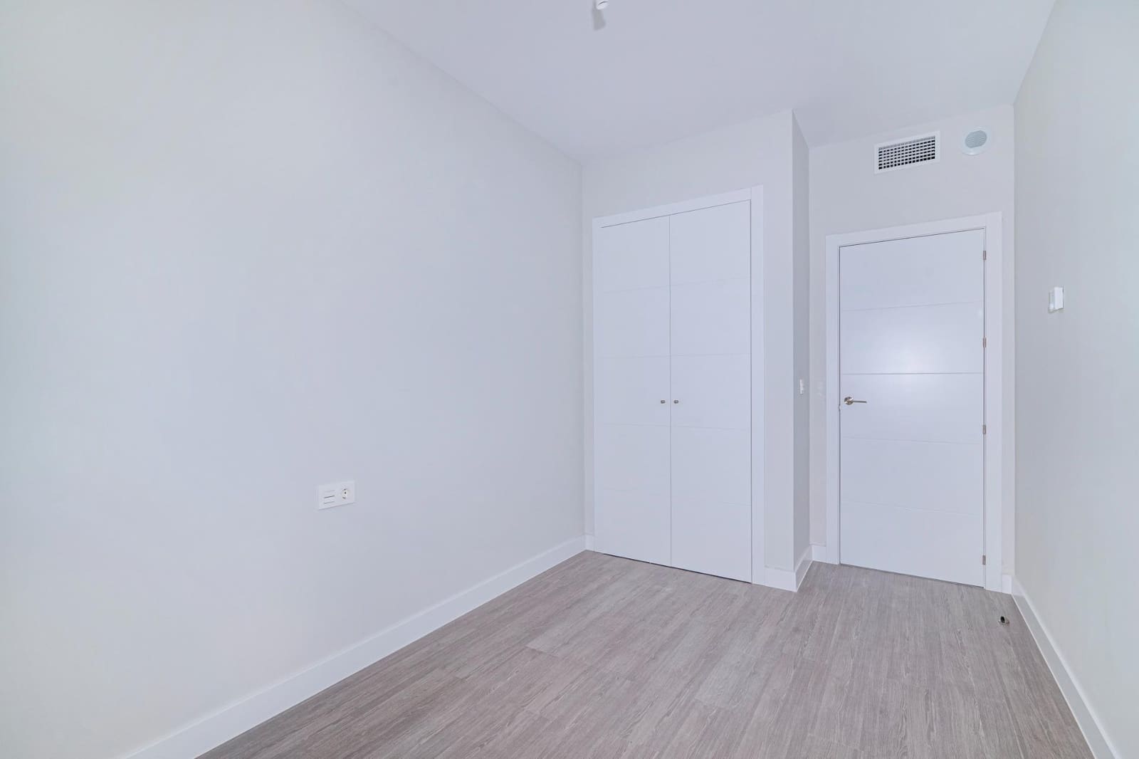 4 bedroom Flat for sale in Granada city with pool garage - € 390,000 (Ref: 9723792)