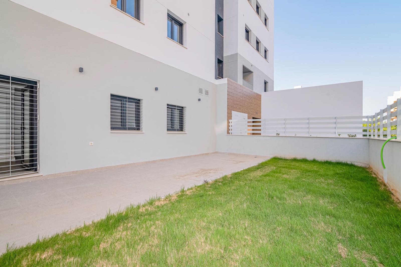 4 bedroom Flat for sale in Granada city with pool garage - € 390,000 (Ref: 9723792)