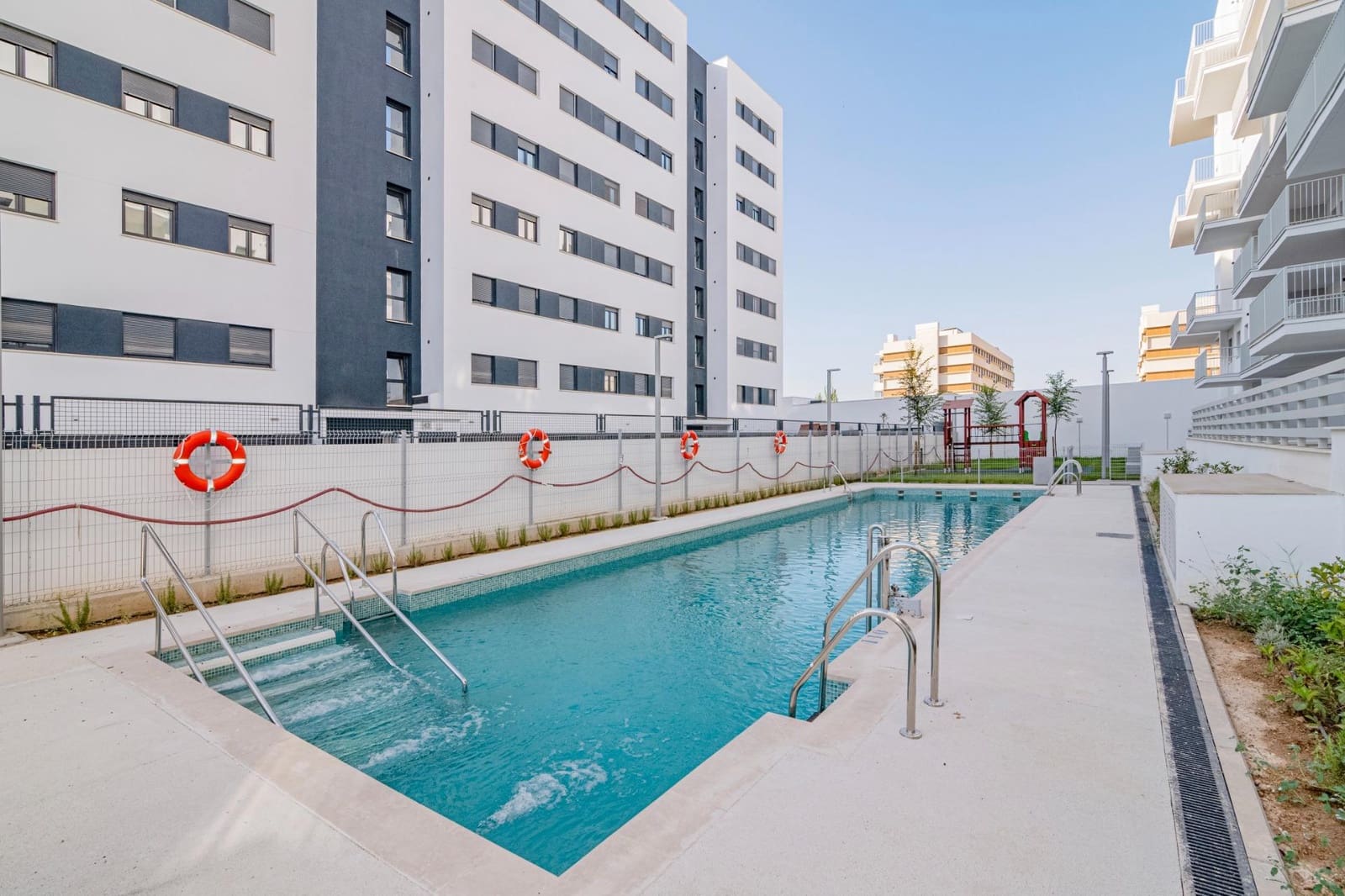 4 bedroom Flat for sale in Granada city with pool garage - € 390,000 (Ref: 9723792)