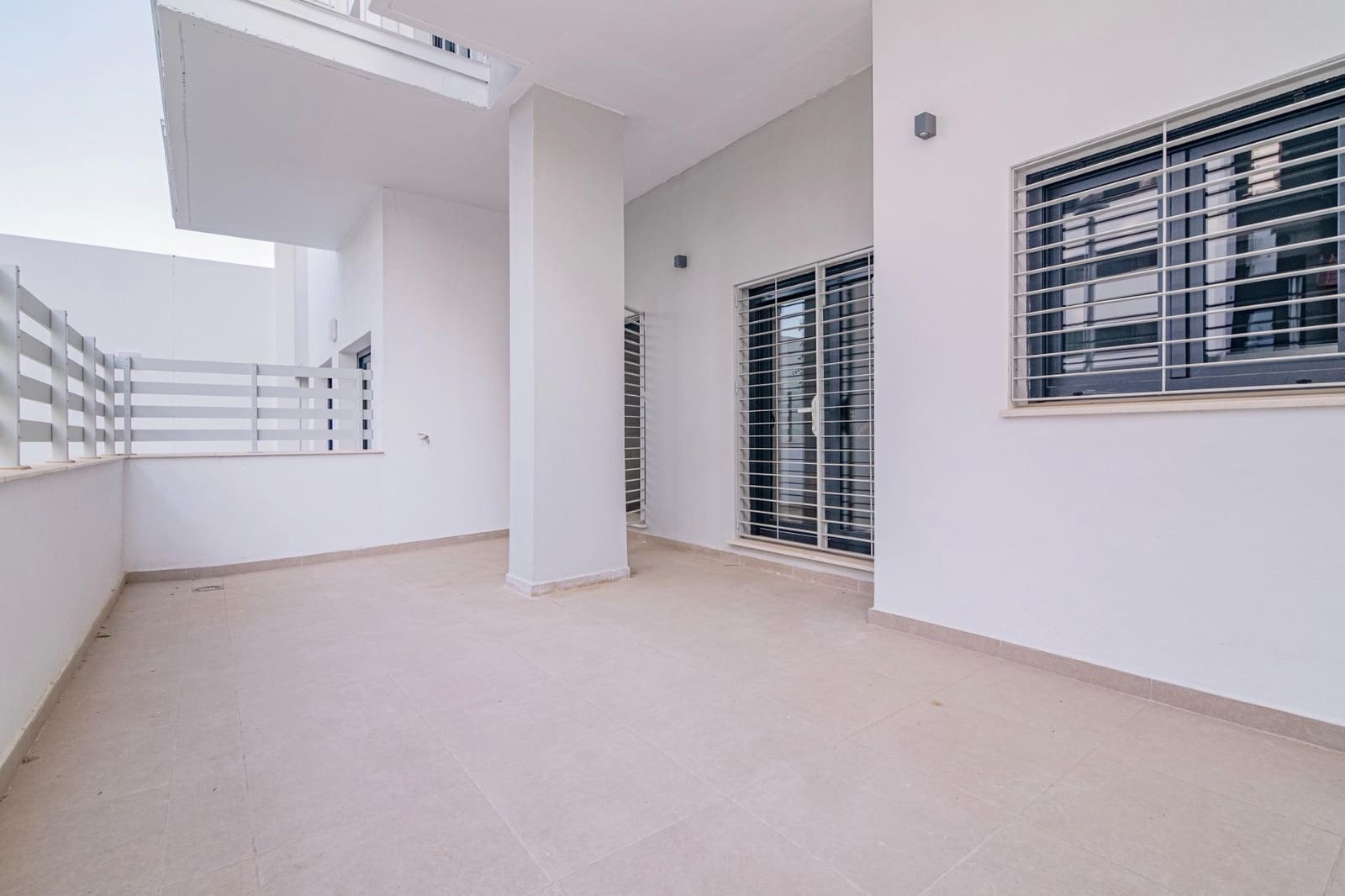 4 bedroom Flat for sale in Granada city with pool garage - € 390,000 (Ref: 9723792)