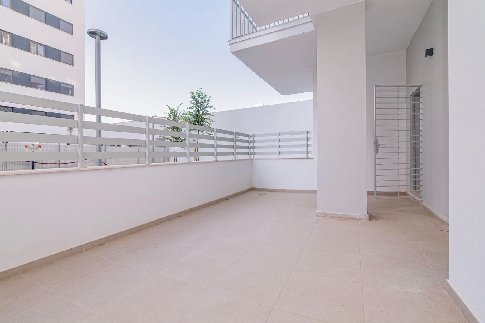 4 bedroom Flat for sale in Granada city with pool garage - € 390,000 (Ref: 9723792)