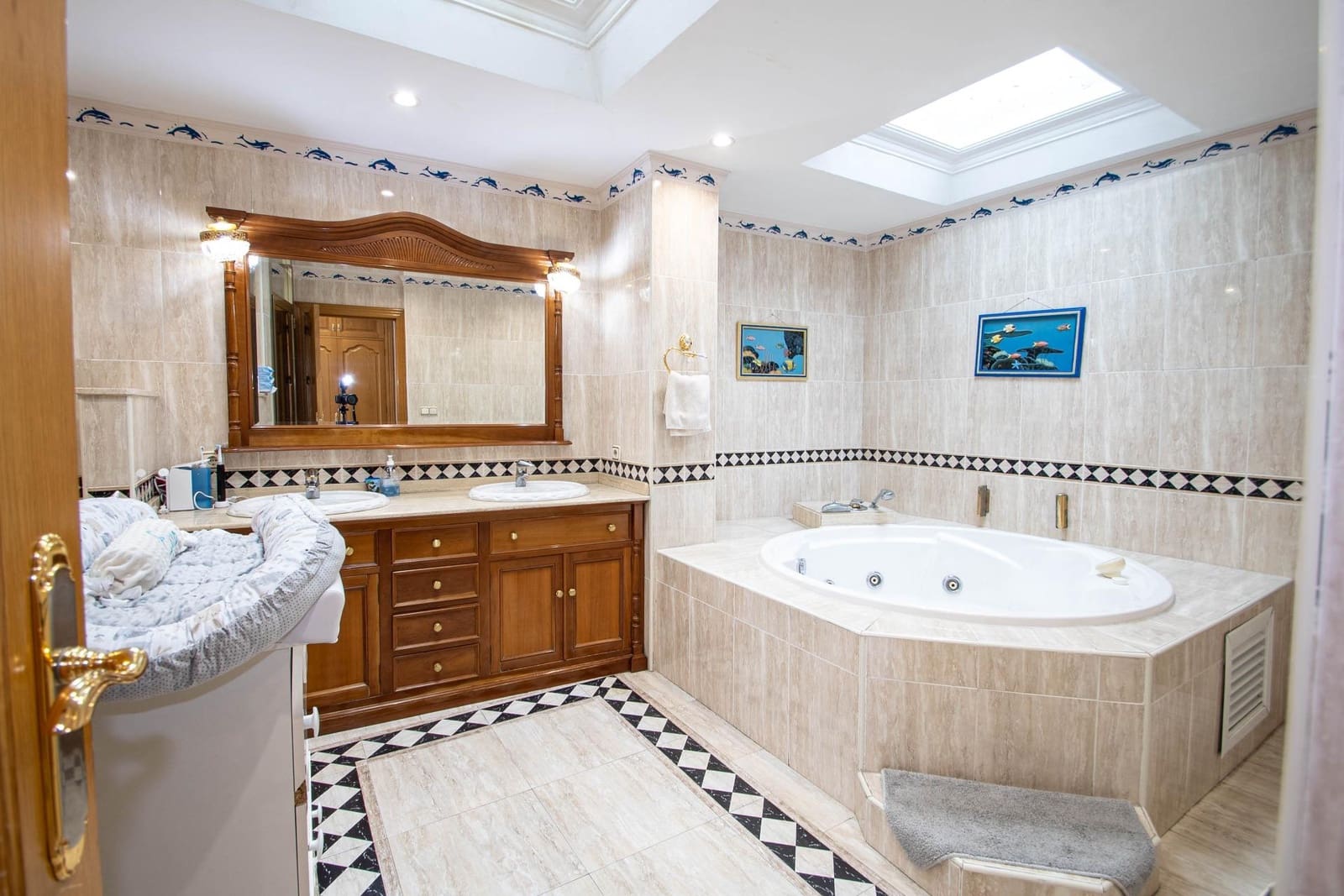 4 bedroom Villa for sale in Peligros with garage - € 299,999 (Ref: 9723793)