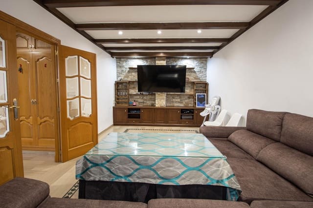 4 soverom Villa til salgs i Peligros med garasje - € 299 999 (Ref: 9723793)