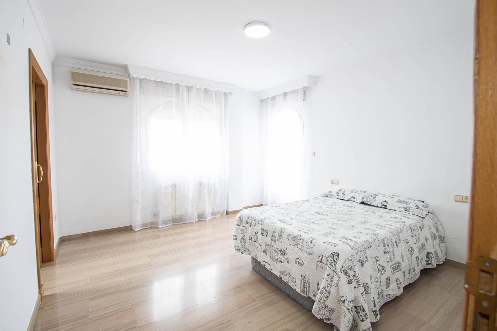 4 bedroom Villa for sale in Peligros with garage - € 299,999 (Ref: 9723793)