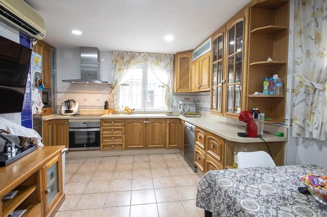 4 soverom Villa til salgs i Peligros med garasje - € 299 999 (Ref: 9723793)