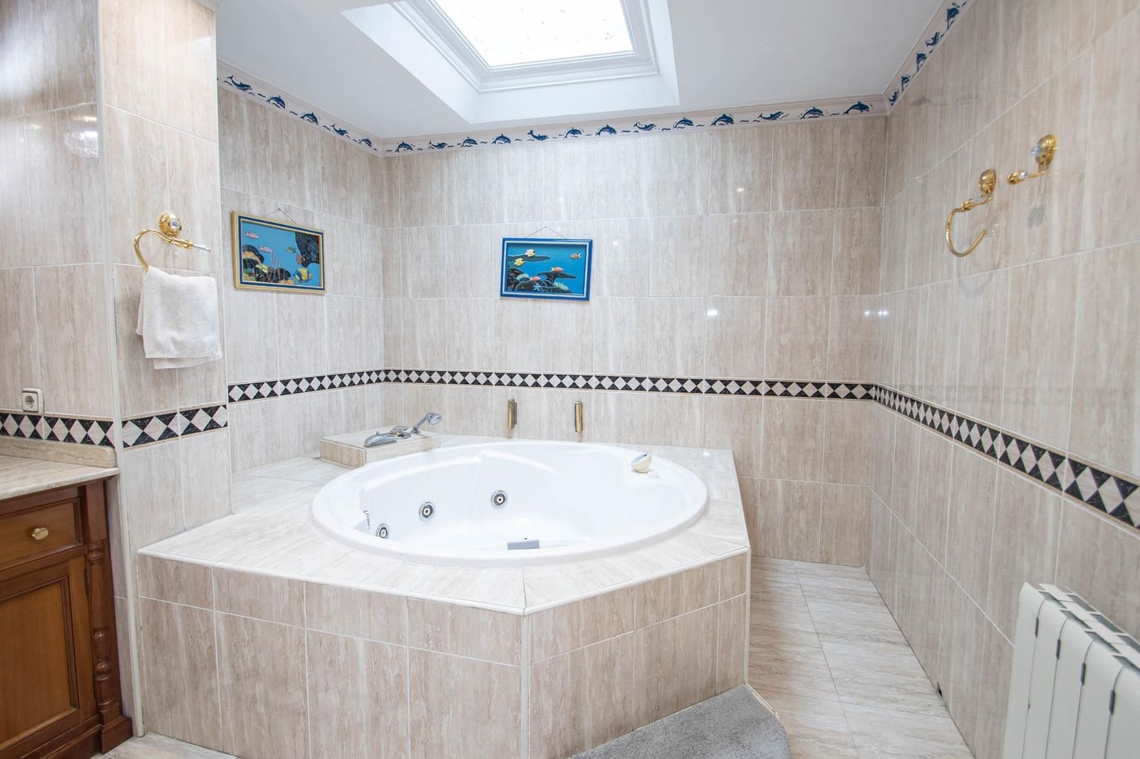 4 bedroom Villa for sale in Peligros with garage - € 299,999 (Ref: 9723793)