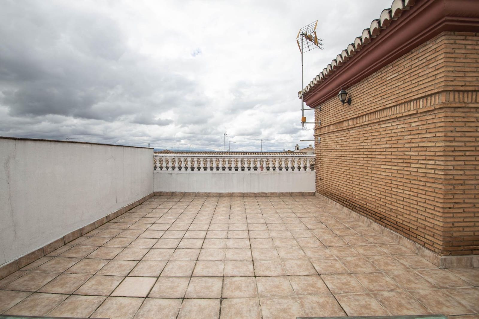 4 bedroom Villa for sale in Peligros with garage - € 299,999 (Ref: 9723793)