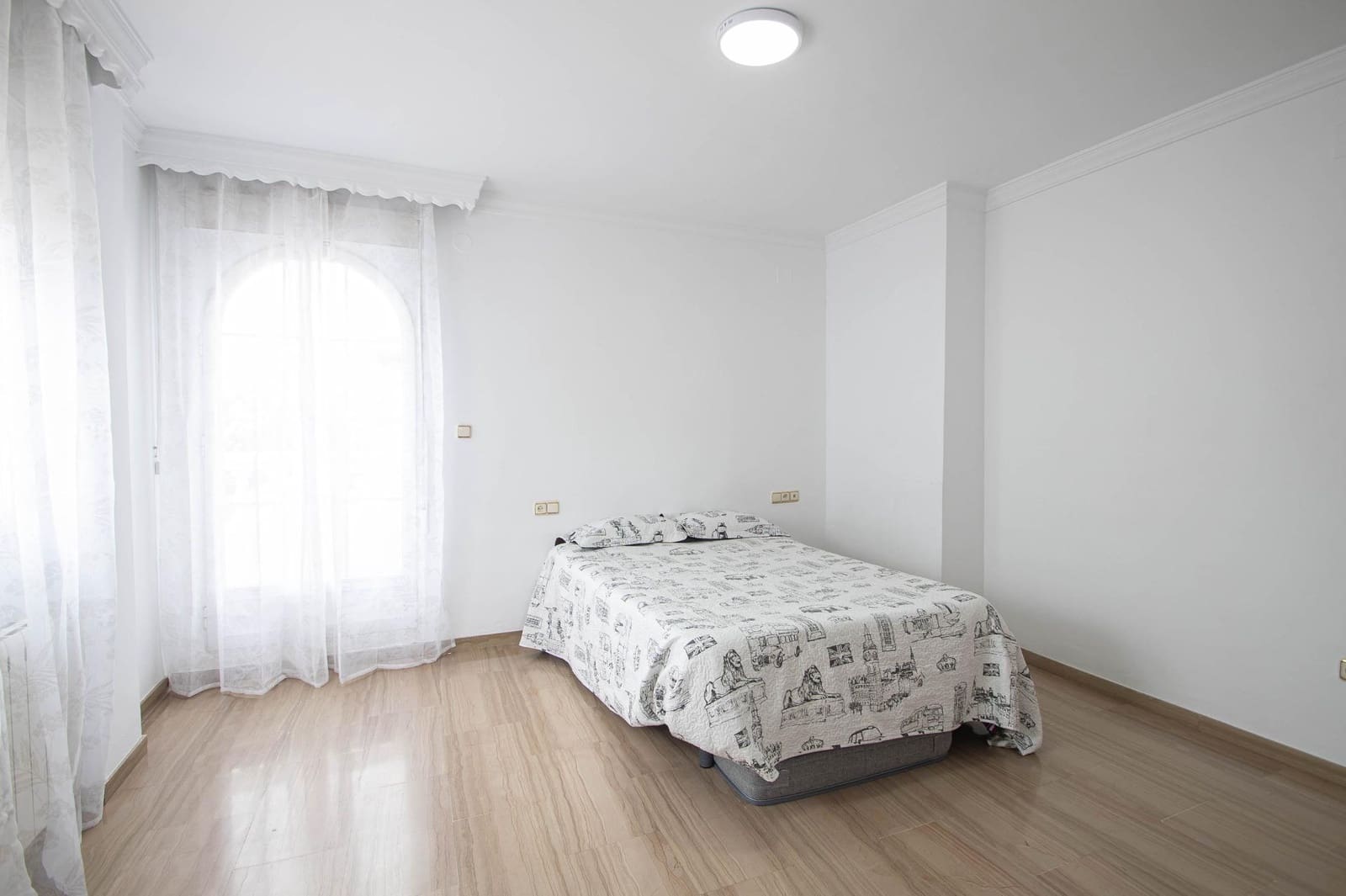 4 bedroom Villa for sale in Peligros with garage - € 299,999 (Ref: 9723793)