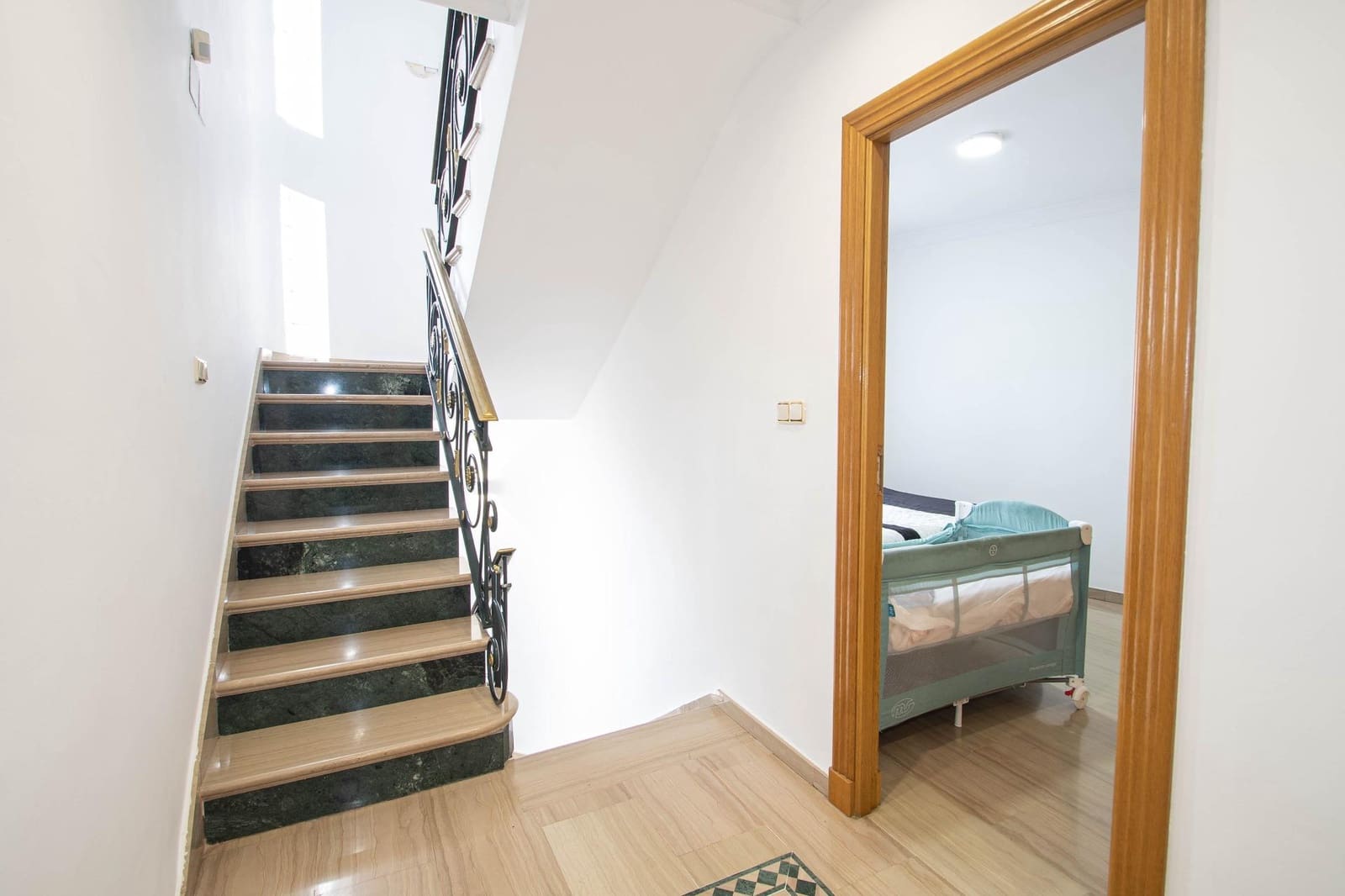 4 bedroom Villa for sale in Peligros with garage - € 299,999 (Ref: 9723793)