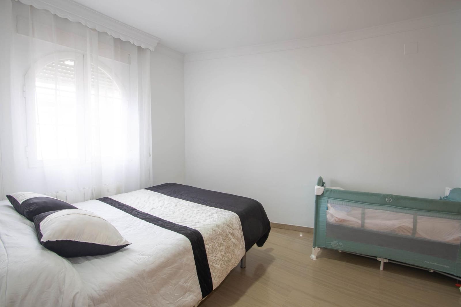 4 bedroom Villa for sale in Peligros with garage - € 299,999 (Ref: 9723793)