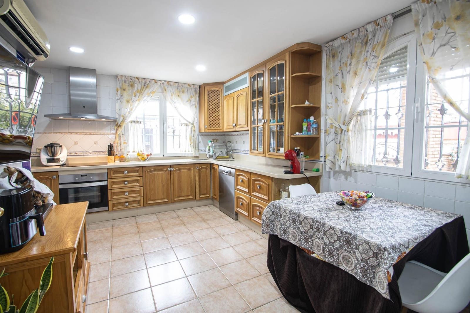 4 bedroom Villa for sale in Peligros with garage - € 299,999 (Ref: 9723793)