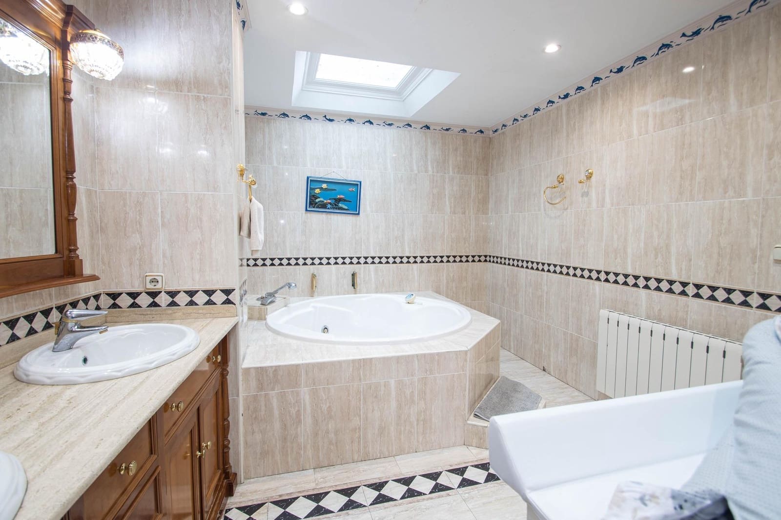 4 bedroom Villa for sale in Peligros with garage - € 299,999 (Ref: 9723793)