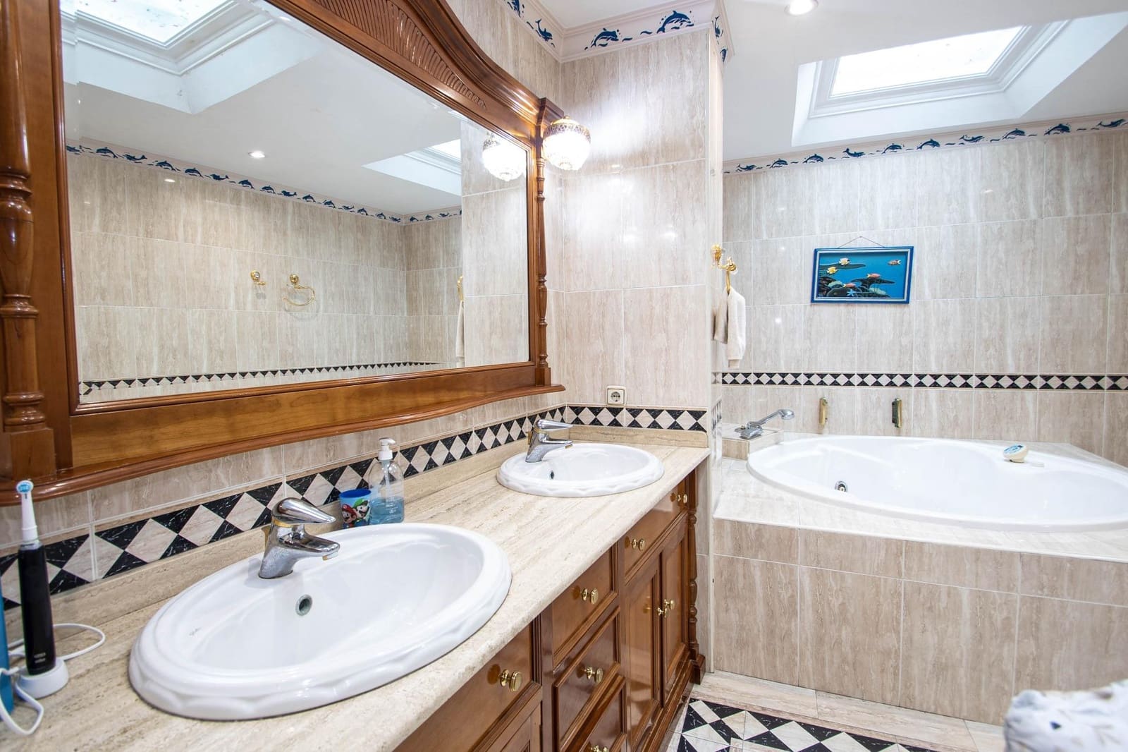 4 bedroom Villa for sale in Peligros with garage - € 299,999 (Ref: 9723793)