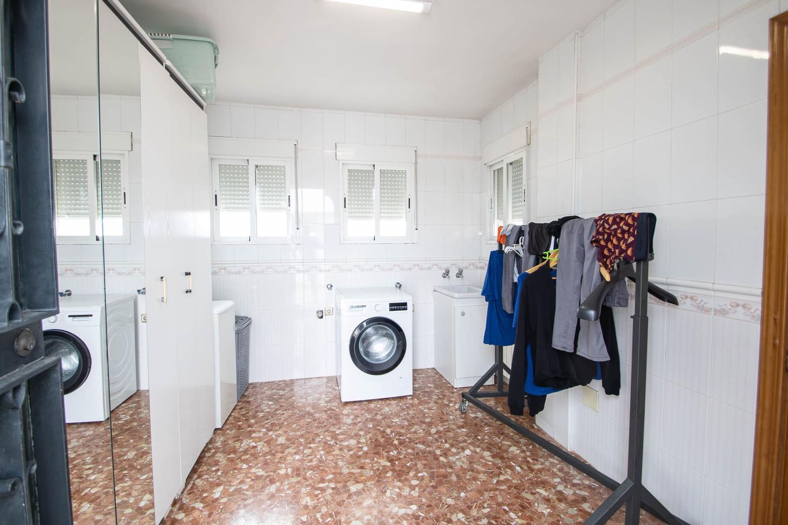 4 bedroom Villa for sale in Peligros with garage - € 299,999 (Ref: 9723793)