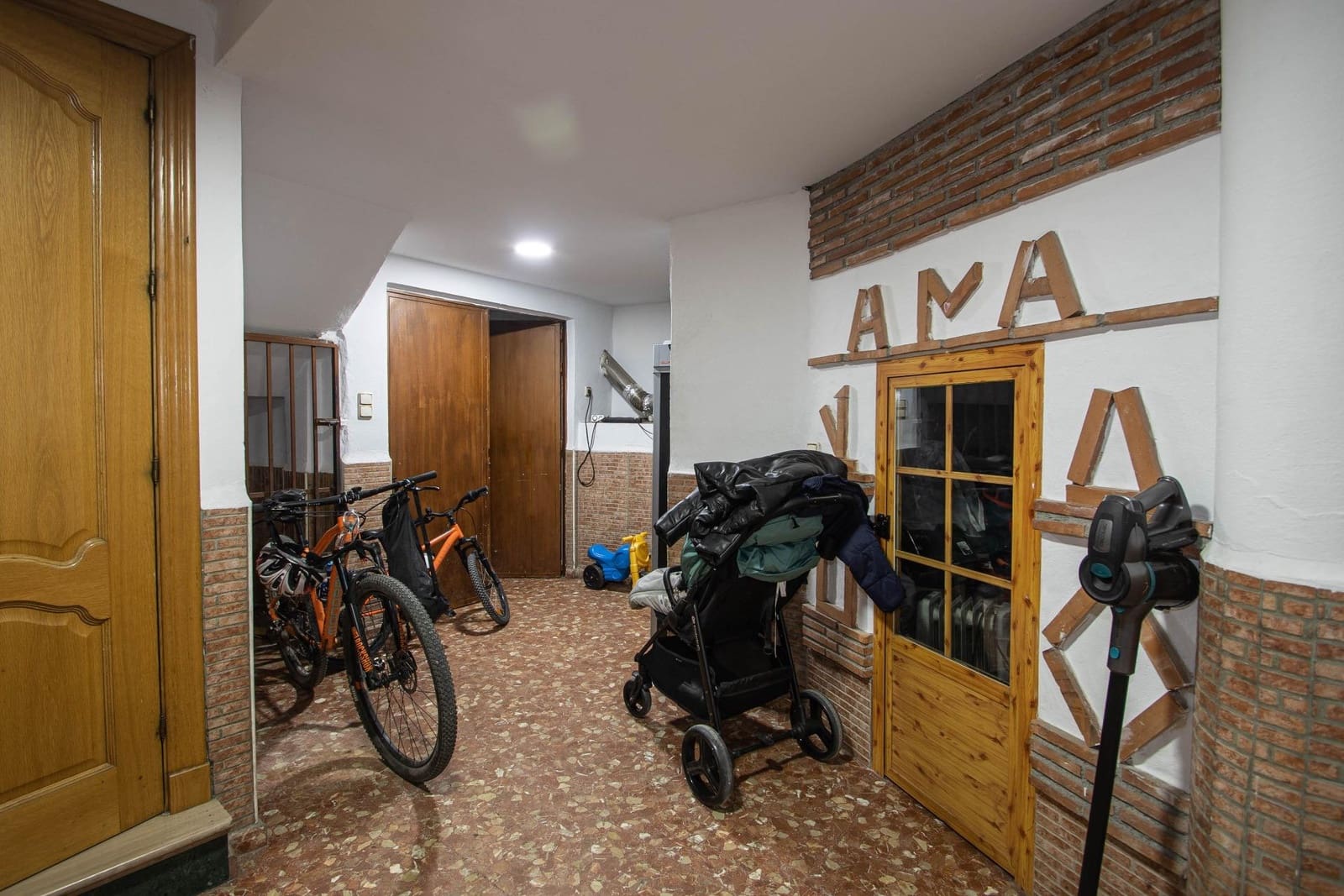 4 bedroom Villa for sale in Peligros with garage - € 299,999 (Ref: 9723793)