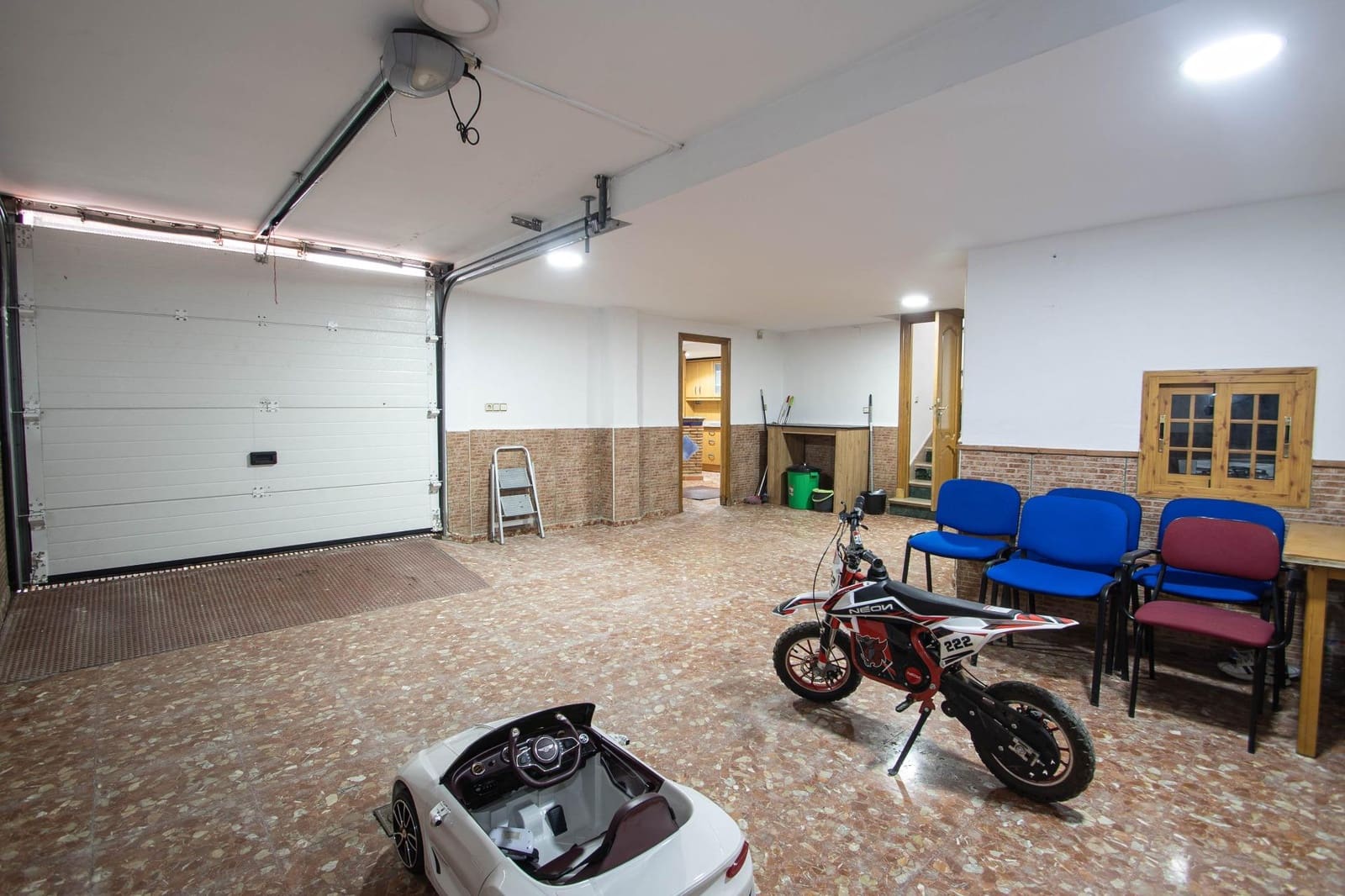 4 bedroom Villa for sale in Peligros with garage - € 299,999 (Ref: 9723793)