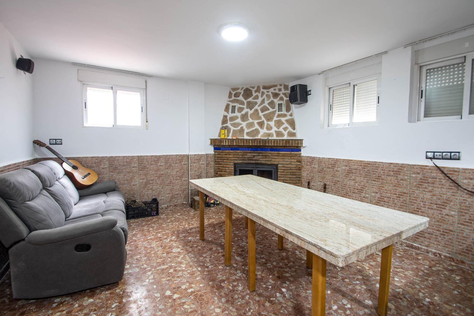 4 bedroom Villa for sale in Peligros with garage - € 299,999 (Ref: 9723793)