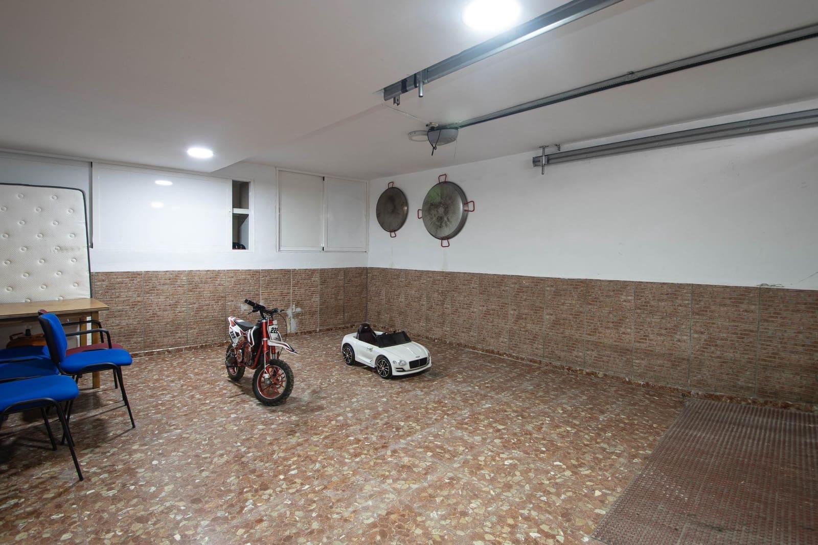 4 bedroom Villa for sale in Peligros with garage - € 299,999 (Ref: 9723793)