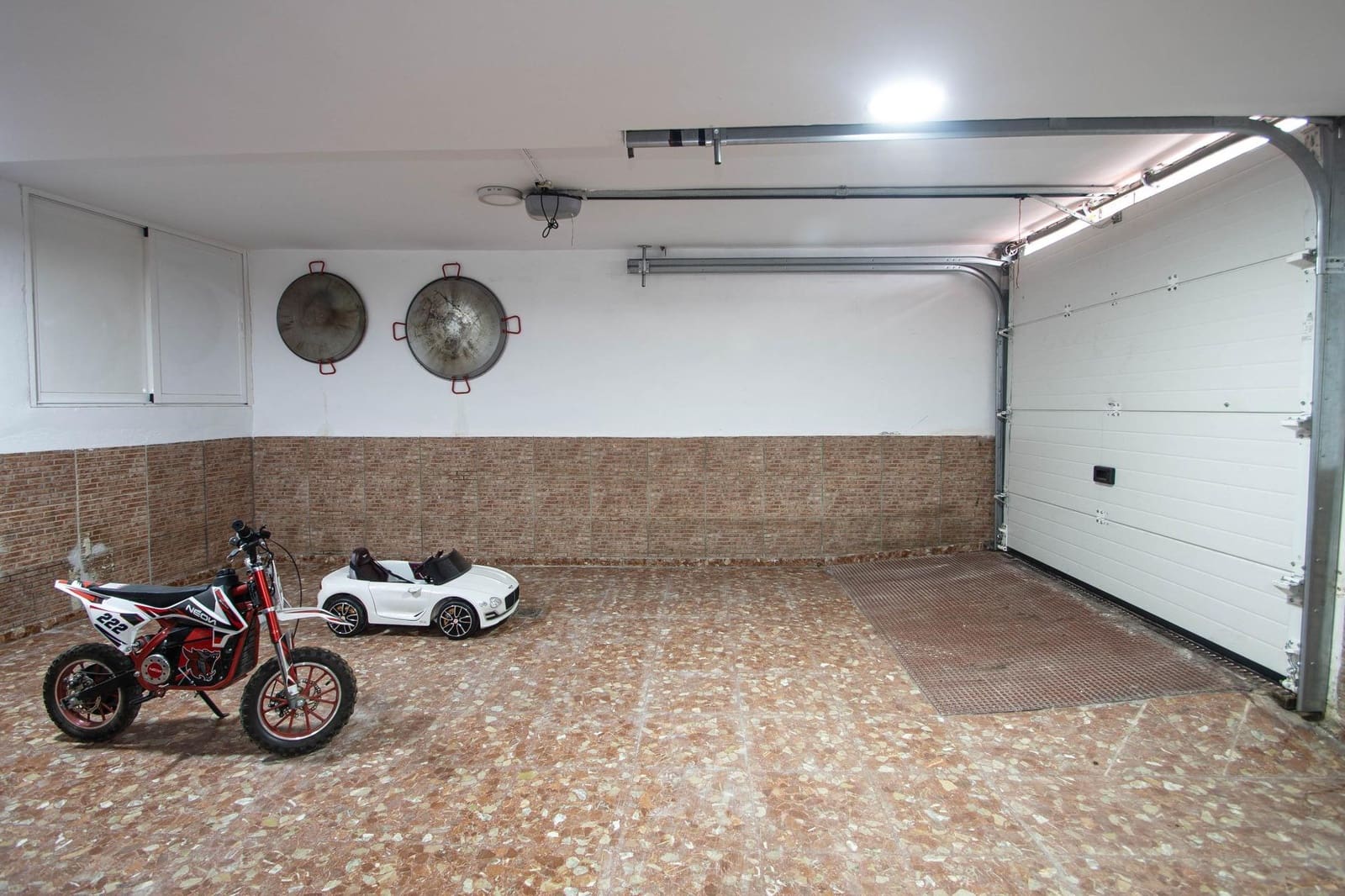 4 bedroom Villa for sale in Peligros with garage - € 299,999 (Ref: 9723793)