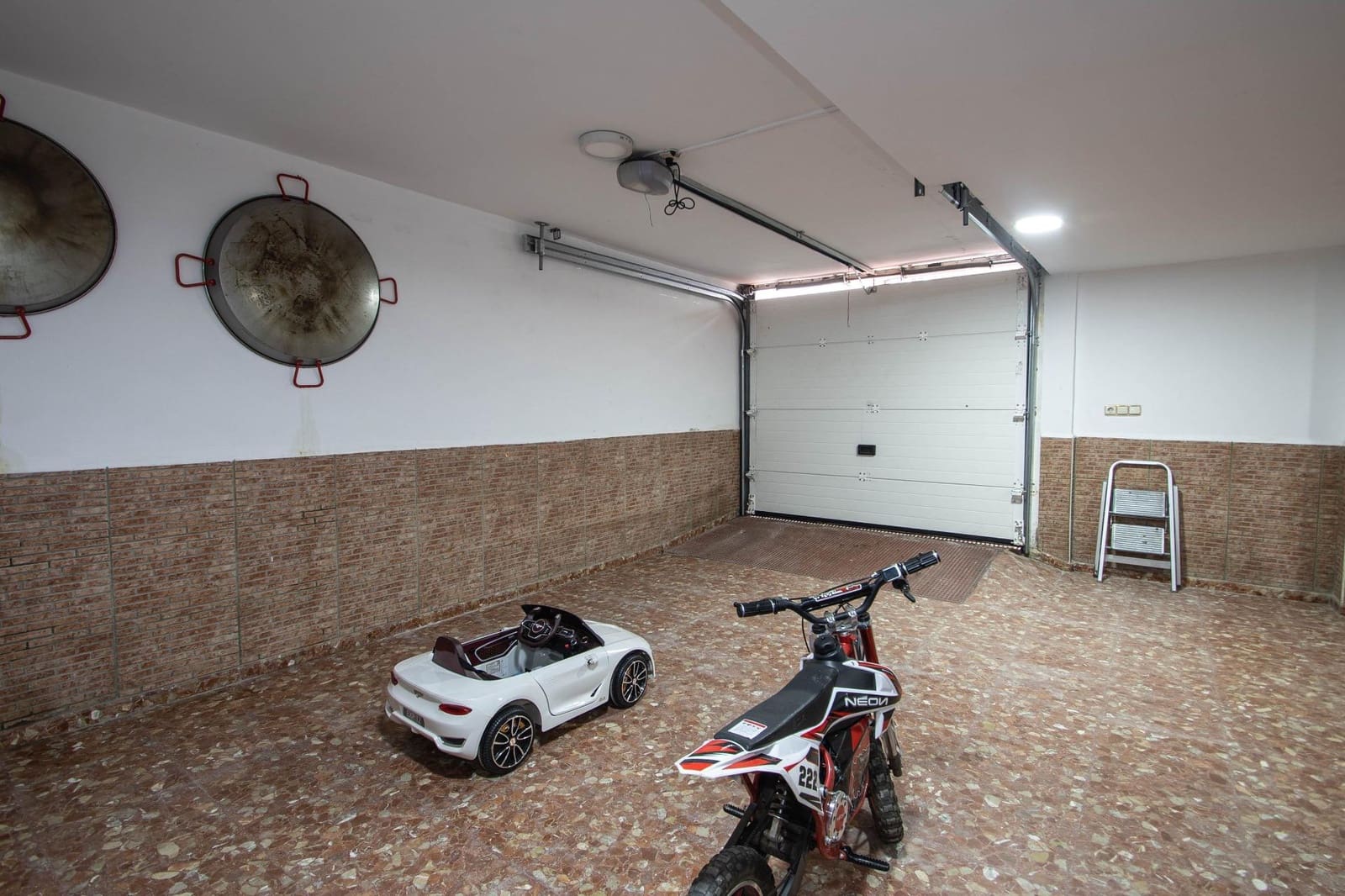 4 bedroom Villa for sale in Peligros with garage - € 299,999 (Ref: 9723793)