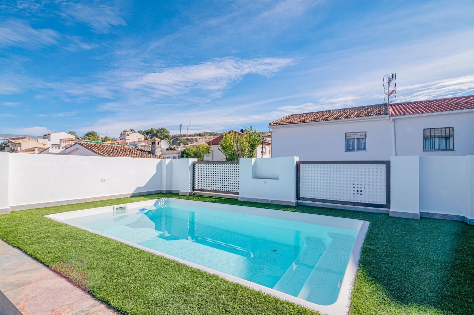 3 bedroom Villa for sale in Cajar with pool garage - € 399,000 (Ref: 9723794)