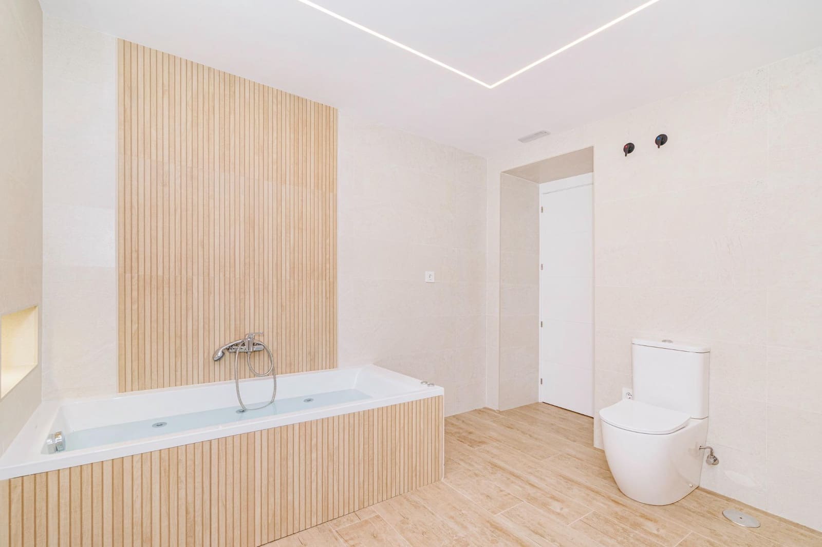 3 bedroom Villa for sale in Cajar with pool garage - € 399,000 (Ref: 9723794)