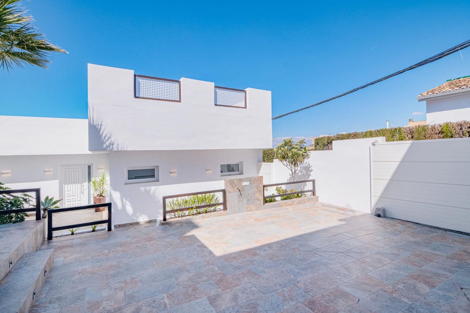 3 bedroom Villa for sale in Cajar with pool garage - € 399,000 (Ref: 9723794)
