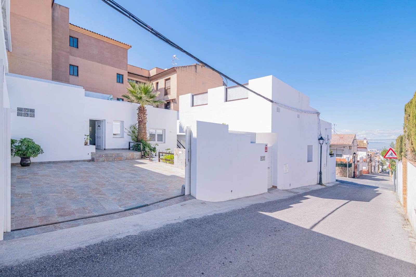 3 bedroom Villa for sale in Cajar with pool garage - € 399,000 (Ref: 9723794)