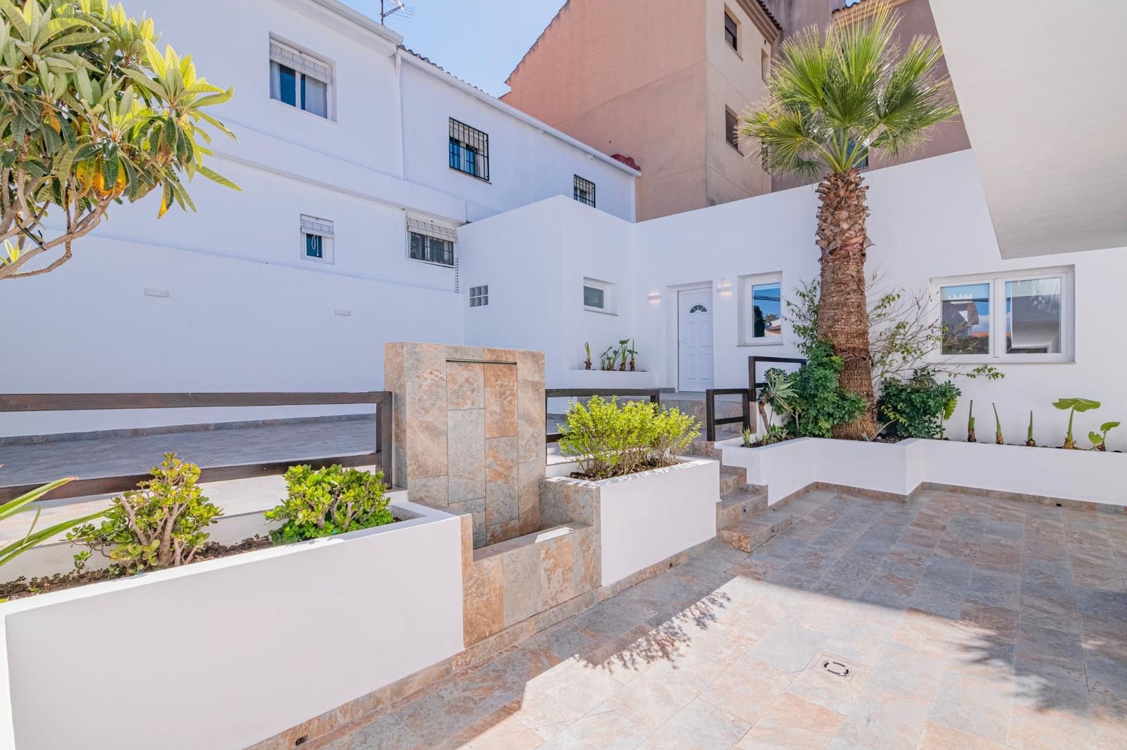3 bedroom Villa for sale in Cajar with pool garage - € 399,000 (Ref: 9723794)