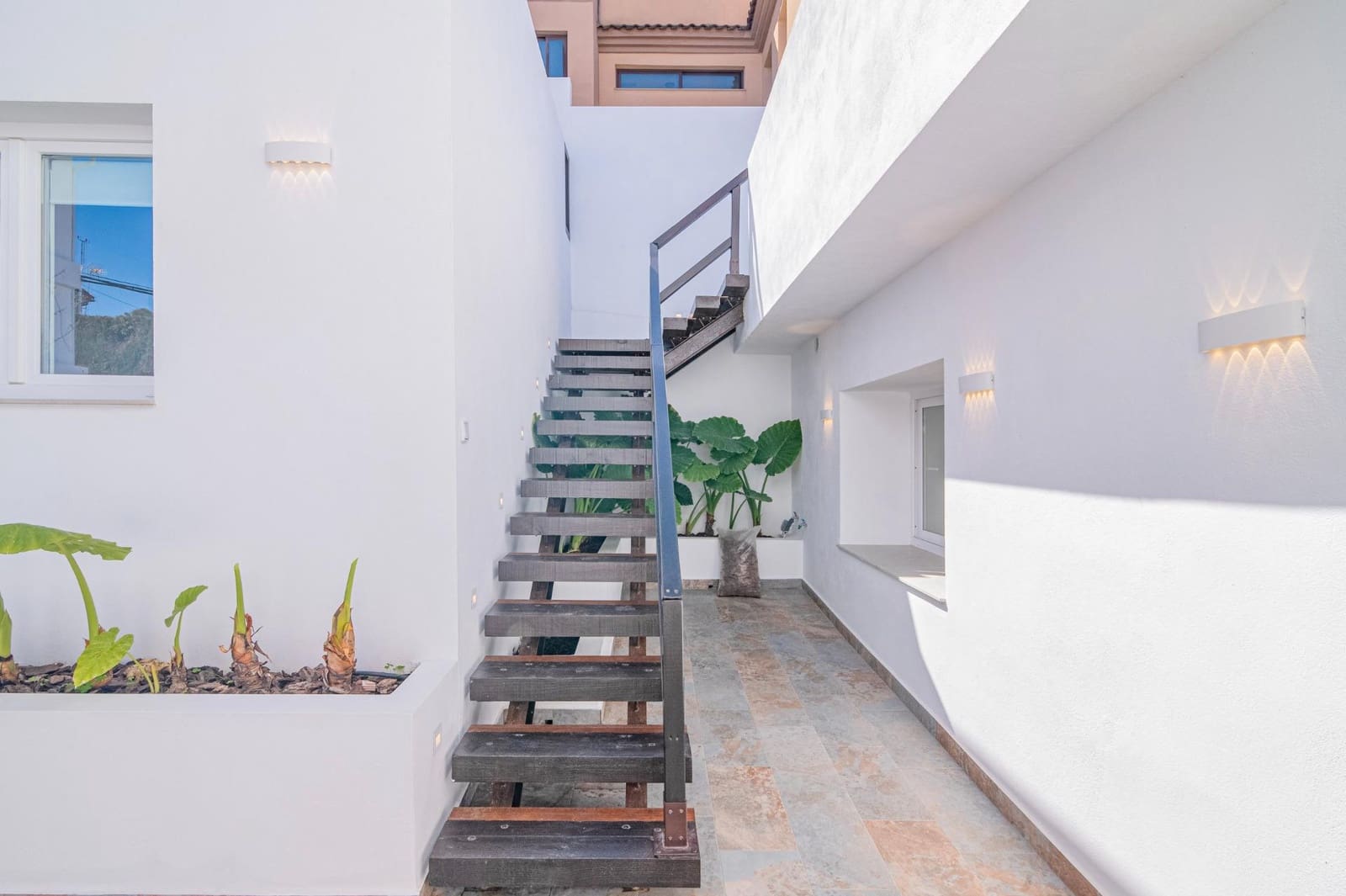 3 bedroom Villa for sale in Cajar with pool garage - € 399,000 (Ref: 9723794)