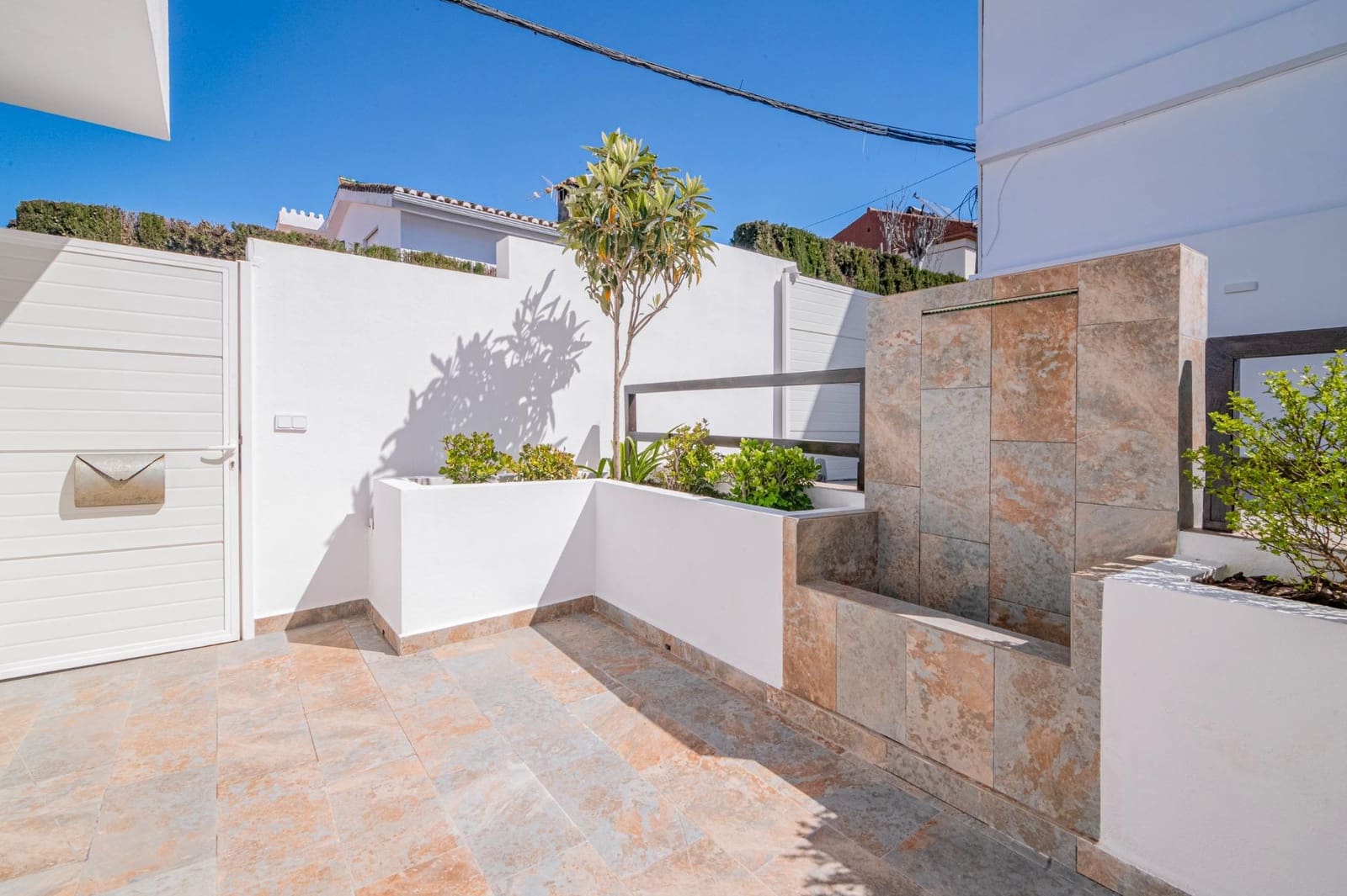 3 bedroom Villa for sale in Cajar with pool garage - € 399,000 (Ref: 9723794)